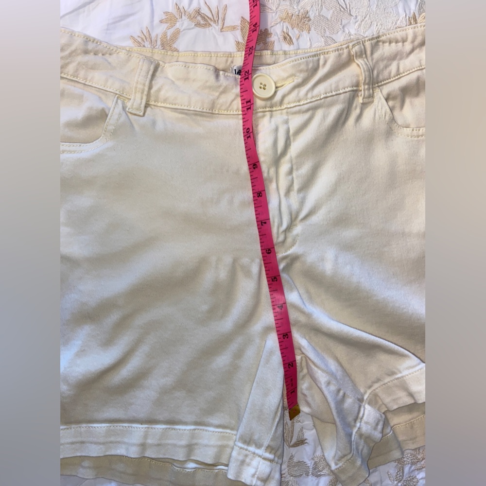 Lee Vintage 𝅺Size-10 Faded Banana Yellow, Jean Styled Above the Hips Shorts-old - Picture 9 of 11